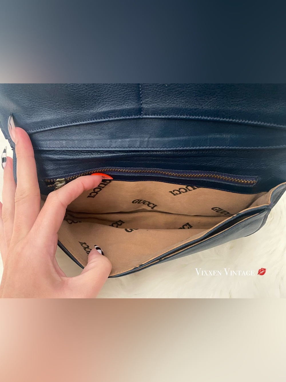 VINTAGE 1960’S GUCCI LEATHER GG MONOGRAM JACQUARD CLUTCH IN NAVY - Picture 12 of 13